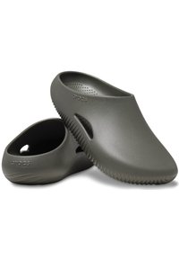 Dunkelgrüne Schaumstoff-Clogs mit glatter Oberfläche, rundem Design, rückenlosem Stil, Belüftungslöchern an den Seiten und strukturierten Sohlen für besseren Halt.
