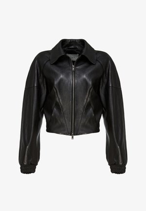 Mustast nahast lühendatud jakk krae ja tõmblukuga ees, elastsete mansettidega. Omab struktuursete õlgadega ja tekstureeritud keha.