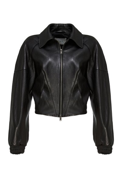 Crna kožna skraćena jakna s ovratnikom, zatvaračem sprijeda i elastičnim manšetama. Ima strukturirana ramena i teksturirano tijelo.