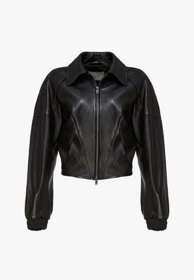 Crna kožna skraćena jakna s ovratnikom, zatvaračem sprijeda i elastičnim manšetama. Ima strukturirana ramena i teksturirano tijelo.