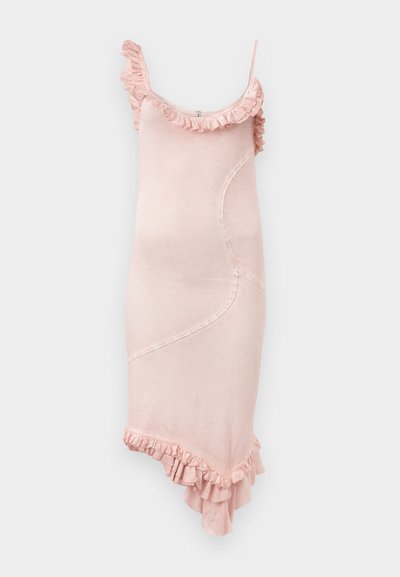 Abito senza maniche di colore rosa con scollatura e orlo arricciati, realizzato in tessuto morbido. Presenta una forma asimmetrica e delicati dettagli di cucitura.
