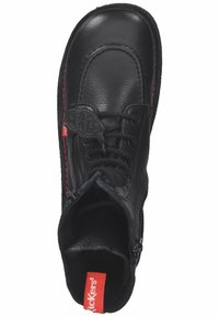 Stivale alla caviglia in pelle nera con lacci e cerniera laterale, caratterizzato da dettagli rossi e una finitura texture, progettato per comfort e durata.