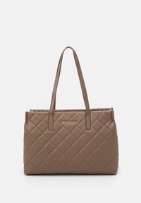 Pletená taška v světle hnědé kůži se dvěma držadly, na přední straně s zlatým logem "VALENTINO". Hladká textura, obdélníkový tvar.