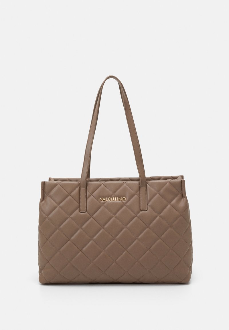 Pletená taška v světle hnědé kůži se dvěma držadly, na přední straně s zlatým logem "VALENTINO". Hladká textura, obdélníkový tvar.
