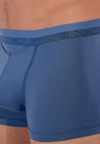 Modré boxerky z hladké látky s elastickým pasem s logem "HOM". Navrženy s přiléhavým střihem a délkou do poloviny stehna.
