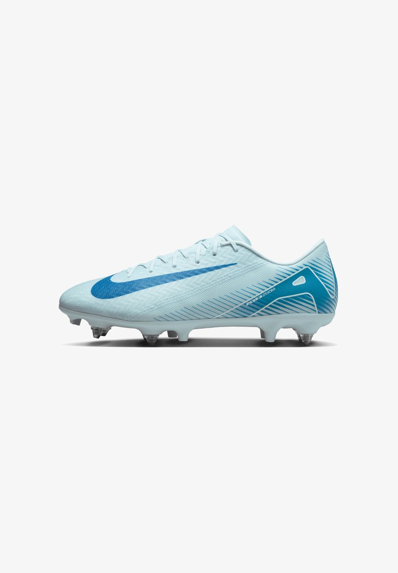 Chuteira de futebol azul claro com detalhes em azul escuro, upper texturizado, design curvo e cravos visíveis num fundo branco.