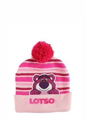 Cappello invernale lavorato a maglia a righe rosa con pon pon rosso, con una faccia di orso cartone animato e il nome "LOTSO" ricamato sul risvolto.