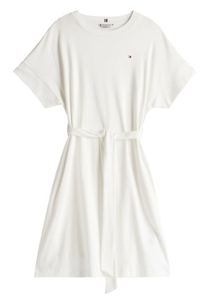 Vestido blanco de camiseta con mangas cortas, cinturilla ajustada, material de algodón suave, con un pequeño logo en el pecho y un corte relajado.
