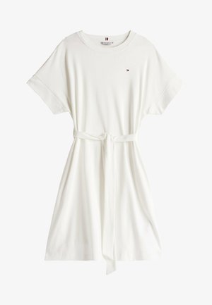 Vestido blanco de camiseta con mangas cortas, cinturilla ajustada, material de algodón suave, con un pequeño logo en el pecho y un corte relajado.