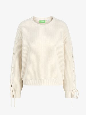 Suéter tricotado de cor crema com decote redondo, design de ombros caídos e detalhes com cordões nas mangas. Acabamento de tecido texturizado.