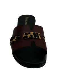 Sandalia tipo slide con parte superior de sintético color marrón y una tira de acento con estampado de leopardo. Presenta una suela plana negra y un diseño de punta abierta.