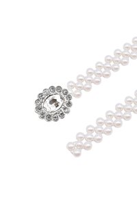 Bracciale di perle con chiusura ovale in tonalità argento, caratterizzato da un gemma centrale trasparente circondata da piccoli strass. Perle lisce e lucenti.