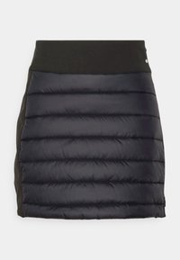 Falda negra acolchada con patrón de costura acolchada horizontal, que presenta una cinturilla ajustada y una textura suave. Diseño minimalista sin hardware visible.