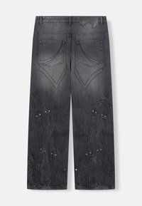 Dżinsy z denimu w ciemnoszarym odcieniu o luźnym kroju. Charakteryzują się wyraźnymi wzorami przeszyć oraz wieloma tylnymi kieszeniami, ozdobionymi dekoracyjnymi nitami.