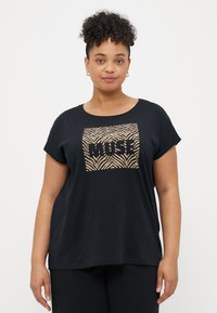 Sort t-shirt med korte ærmer lavet af bomuld, der har et tigermønster og ordet "MUSE" i fede, guld bogstaver foran.