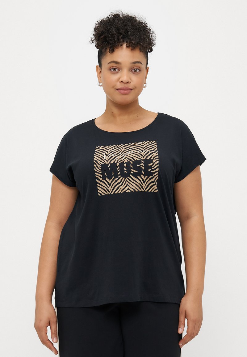 Sort t-shirt med korte ærmer lavet af bomuld, der har et tigermønster og ordet "MUSE" i fede, guld bogstaver foran.
