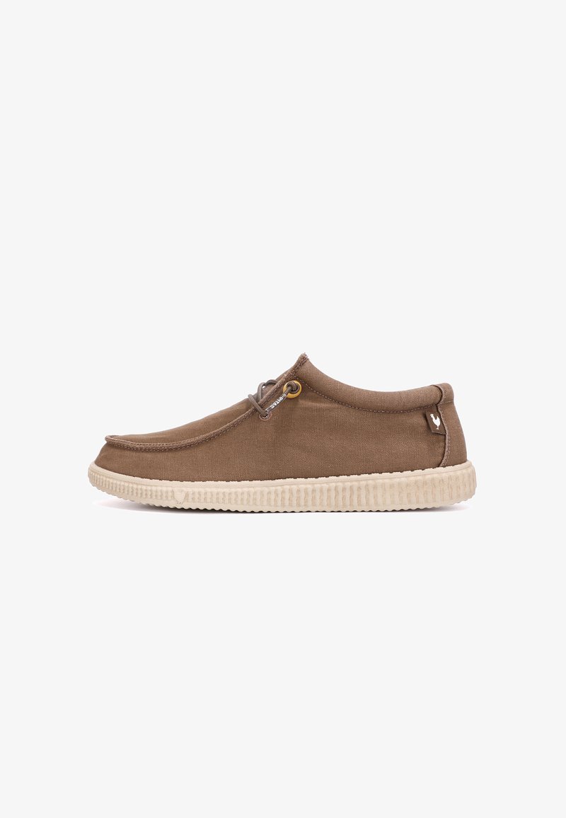 Chaussure marron décontractée à enfiler avec semelle en caoutchouc beige, coupe basse à la cheville, détail lacet et petit logo coq sur la languette du talon.