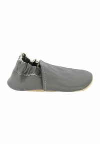 Schwarze Leder-Slipper mit gerafftem oberen Rand, glatter Textur und einer flexiblen, wildlederähnlichen Sohle.