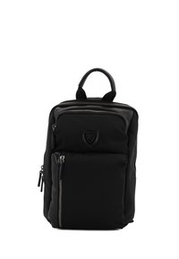 Zaino in nylon nero con manico superiore, tasche anteriori con zip, logo in rilievo e accessori in argento. Superficie texture con sezioni imbottite.