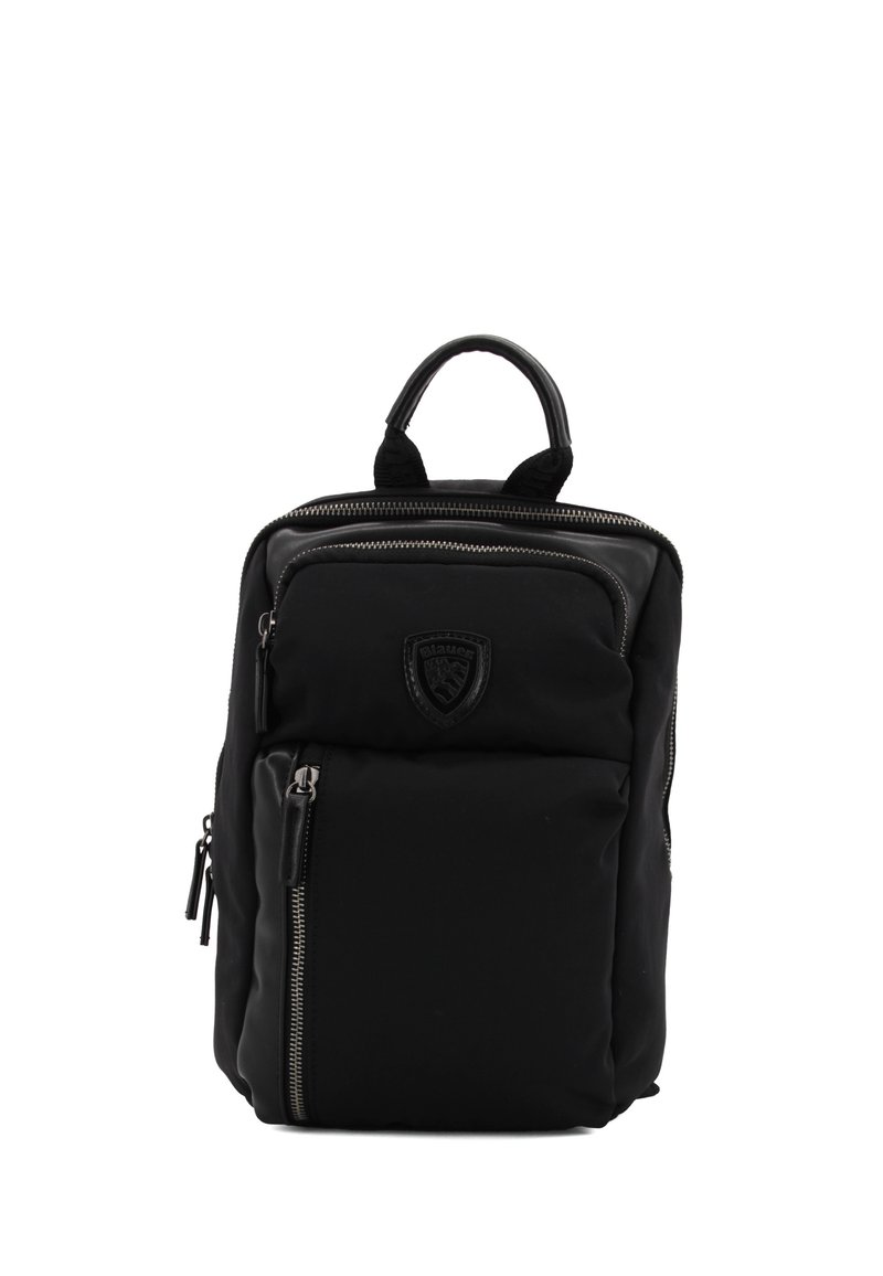Zaino in nylon nero con manico superiore, tasche anteriori con zip, logo in rilievo e accessori in argento. Superficie texture con sezioni imbottite.