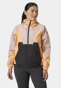 Chaqueta ligera con un diseño a bloques de color que incluye secciones de durazno, rosa claro y negro. Cuenta con un cierre frontal de cremallera y una capucha ajustable.
