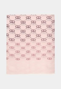Sciarpa color rosa con un motivo ripetuto di logo in rosa scuro e viola, con forme di diamante e accenti puntinati. Tessuto morbido.
