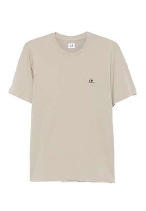 T-shirt beige a maniche corte con collo rotondo e piccolo logo nero "C.P. Company" sul petto sinistro.