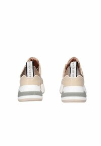Sneaker beige con una parte superiore testurizzata, suola grigio chiaro e bianca, e una linguetta posteriore prominente con l'etichetta "ALEXANDER SMITH". Design liscio e sportivo.
