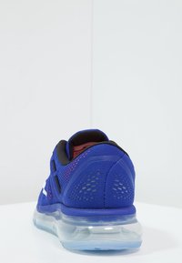 Scarpa da atletica blu con tomaia in rete, dettagli neri, suola imbottita e suola trasparente. Presenta perforazioni per la traspirabilità.