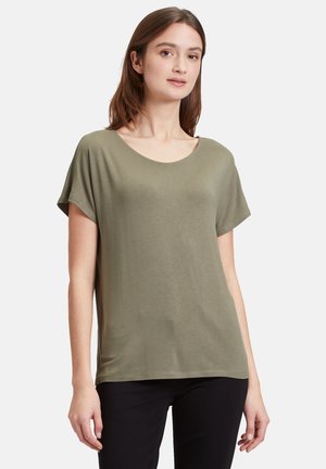 T-shirt verde oliva a maniche corte con scollatura ampia, realizzato in tessuto morbido, caratterizzato da una vestibilità comoda e una texture liscia.