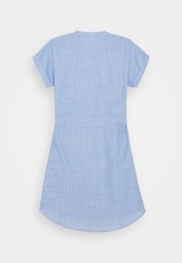 Jasnoniebieska sukienka z krótkim rękawem, uszyta z miękkiego materiału o prostym kroju, z szwem w talii i zaokrąglonym dołem. Prosty i klasyczny design.