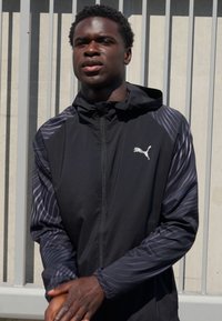 Puma RUN FAVORITE AOP WOVEN JACKET M - Jakna za treniranje - black-aop