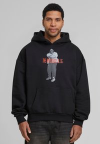 Zwarte hoodie met voorzak, met een grafische print van een persoon en de tekst "THE NOTORIOUS B.I.G." in het rood.