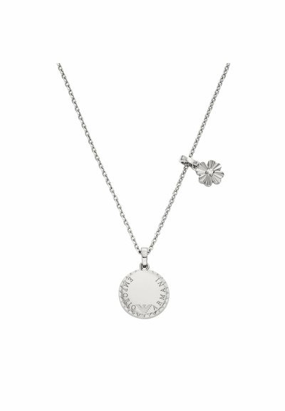 Sølv halskæde med en rund vedhæng indgraveret med "EMPORIO ARMANI" og en lille blomstercharme, med en tekstureret overflade og kædelinks.