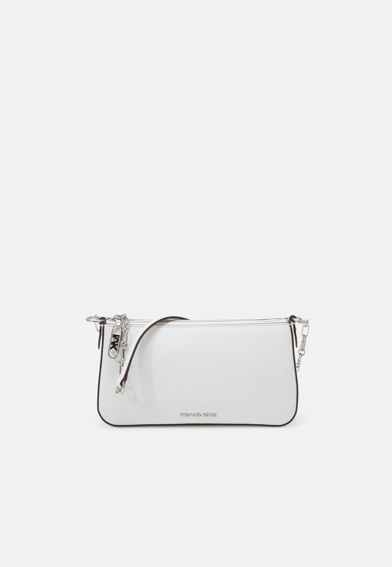 Pochette en cuir blanc avec une fermeture éclair argentée, des bordures noires et une bandoulière en chaîne amovible. Présente un logo à l'avant.