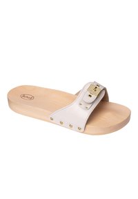 Witte leren sandaal met een houten zool, voorzien van een brede band met een gouden gesp en decoratieve studs langs de rand.