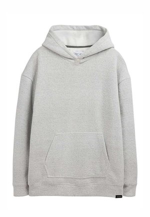 Sweat à capuche gris clair avec poche avant et fermeture par bouton au niveau du cou, fabriqué en tissu doux et texturé.