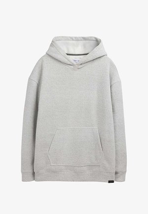 Sweat à capuche gris clair avec poche avant et fermeture par bouton au niveau du cou, fabriqué en tissu doux et texturé.