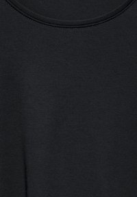 Schwarzer Baumwollstoff mit glatter Textur, rundem Halsausschnitt und dezenten Nähten. Keine Muster oder Hardwaredetails sichtbar.