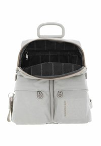 Sac à dos texturé gris avec une poignée supérieure, fermeture à glissière et plusieurs poches extérieures. L'intérieur présente une doublure noire avec un motif de marque.