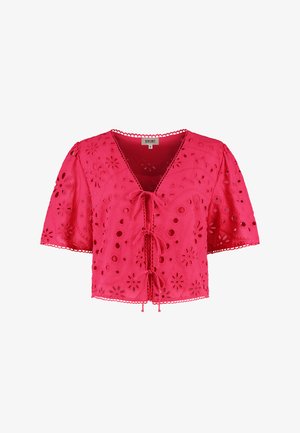 Roosa tikitud pluus, millel on V-kaelus, lühikesed varrukad, lillelised lõiked ja ees sidumisdetail; lõpetatud laineliste äärtega.