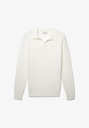 Weißer gerippter Pullover mit weicher Textur, ausgestattet mit einem kragenlosen Ausschnitt und einer lockeren Passform. Lange Ärmel und ein gerader Saum.