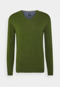Maglione verde a collo a V con maniche lunghe. Il tessuto sembra liscio, con un logo sottile sul petto. Lo sfondo è bianco e uniforme.