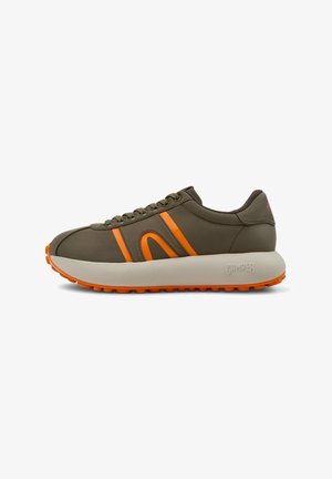 Olivgrüne Sneaker mit orangefarbenen Akzenten. Glattes Obermaterial aus Synthetik, runde Zehenpartie, flache Schnürsenkel und eine dicke weiße Zwischensohle mit orangefarbener Gummisohle.