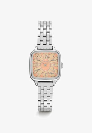 Montre-bracelet en métal argenté avec un cadran carré de couleur pêche et de grands chiffres stylisés blancs autour du cadran.