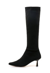 Bota negra hasta la rodilla hecha de material suave, con puntera puntiaguda y un tacón delgado y anguloso. Textura lisa sin adornos visibles.