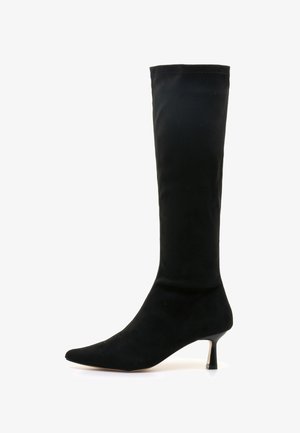 Bota negra hasta la rodilla hecha de tela lisa; diseño de punta puntiaguda; tacón stiletto delgado; acabado sin costuras y sin herrajes o adornos visibles.