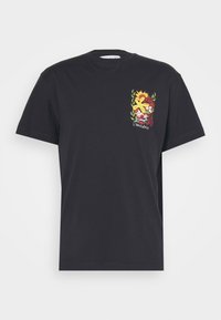 Sort bomulds t-shirt med et farverigt grafik på venstre bryst, som har blomsterelementer og teksten "L'Antidote." Rund halsudskæring og korte ærmer.