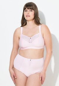 Lichtroze beha en hooggetailleerde slipset met kantaccenten, stippenpatroon, delicate knopen en verstelbare banden.
