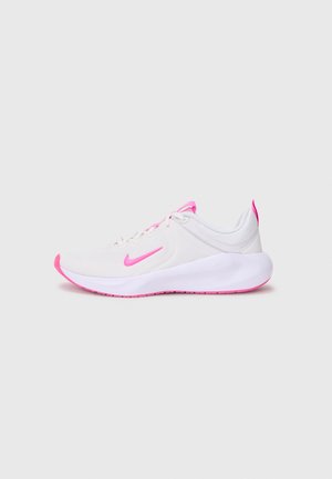 Chaussure de course Nike blanche et rose avec lacets blancs, logo swoosh rose et semelle épaisse blanche avec semelle extérieure rose vue de profil.